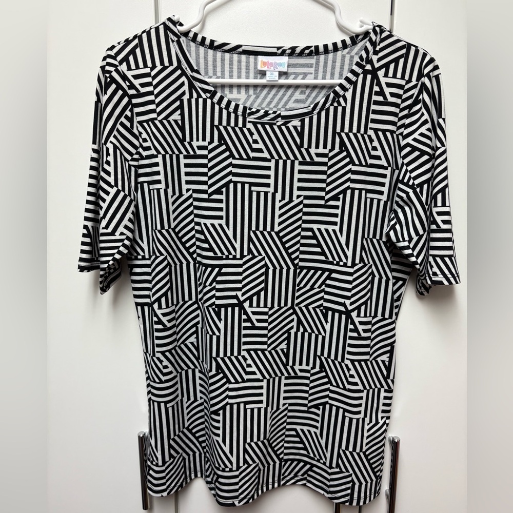 LuLaRoe Black and White Geometric Gigi Top, XL